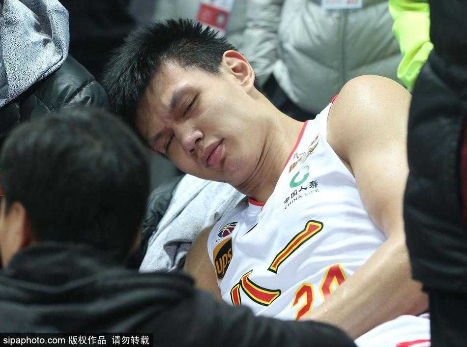 八一铁闸的悲壮一摔:回顾许钟豪五次重伤背后的职业生涯转折 许钟豪试图在队友的搀扶下站起来,但腿部明显无法发力,他低着头,球衣上沾满了地板的灰尘,背影写满不甘。