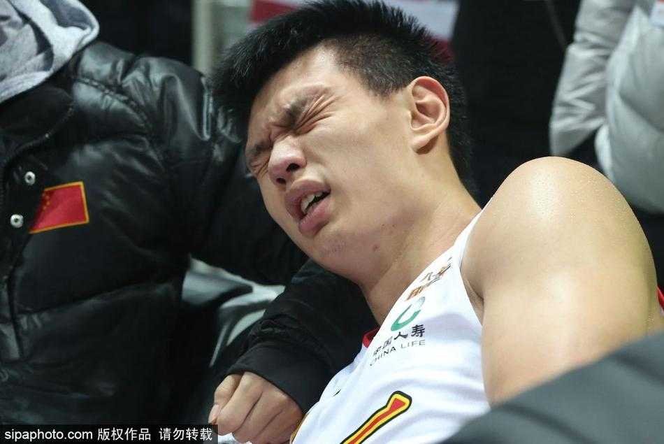 八一铁闸的悲壮一摔:回顾许钟豪五次重伤背后的职业生涯转折 在队友和工作人员的围绕下,许钟豪最终被搀扶离场,他低着头步伐踉跄,留下一个落寞的背影,宣告着赛季的终结。