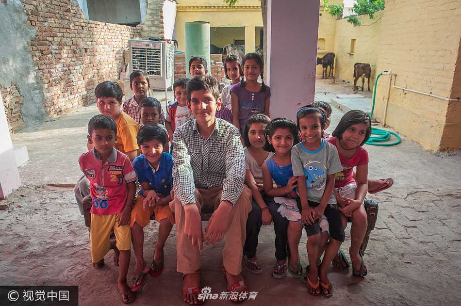 生活里的小困扰：卡兰坐在椅子上试穿新定制的鞋子，脸上露出纯真的笑容。对他而言，找到一双合脚的鞋就像寻宝一样困难，但这并未减少他对生活的热爱和对未来的憧憬。