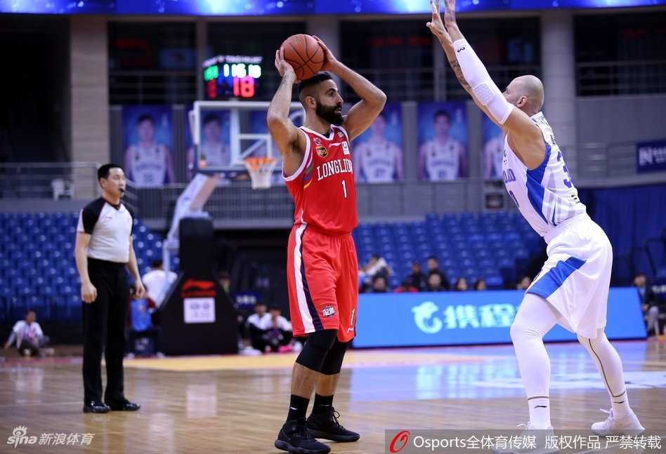 吉布森面对防守球员干拔而起，篮球在空中划出完美弧线直钻网心，他用一场29分的得分表演引领了青岛的进攻狂潮。