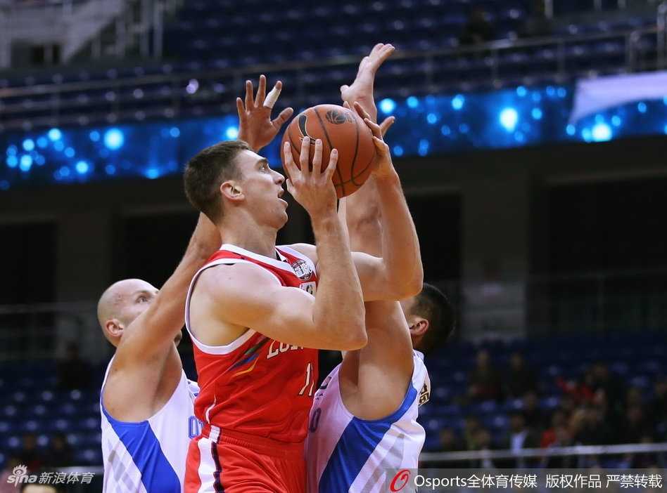 高尚在底角冷静出手，皮球稳稳命中靶心，作为国内球员尖兵他全场贡献16分，用一次次精准的投篮为球队提供强大支援。