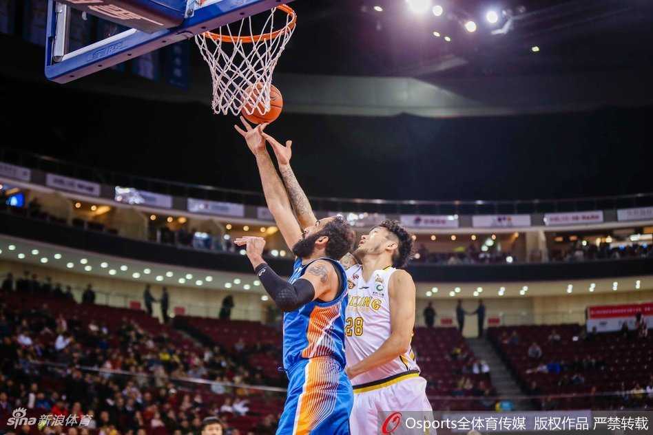 兰多夫狂砍五十二分导演惊天逆转 北控男篮险胜四川保留季后赛希望 老将马布里如闪电般突破对手防线,上演标志性的上篮,全场球迷为之沸腾,仿佛让人看到了他昔日在NBA的风采。