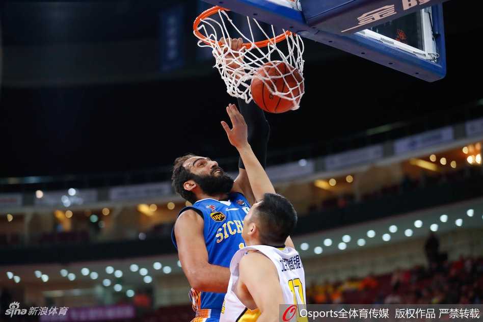 兰多夫狂砍五十二分导演惊天逆转 北控男篮险胜四川保留季后赛希望 比赛结束的哨声吹响,北控球员们激动地拥抱在一起,庆祝这场来之不易的逆转胜利,场边的计时器定格在116-113。