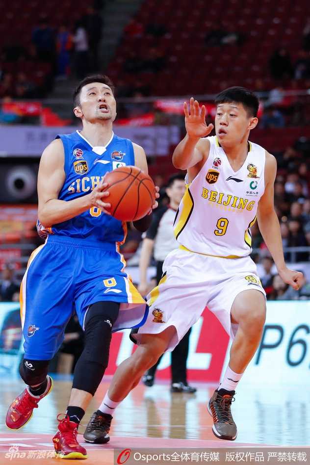 兰多夫狂砍五十二分导演惊天逆转 北控男篮险胜四川保留季后赛希望 北控队教练组在暂停时围成一圈,主教练手握战术板大声布置,球员们神情专注,正在为最后一搏制定策略。