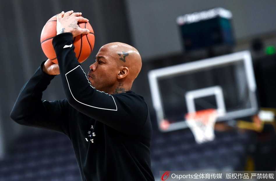 兰多夫在训练中伸展长臂，动作幅度夸张好似正在做伸展运动，引得场边队友纷纷侧目。