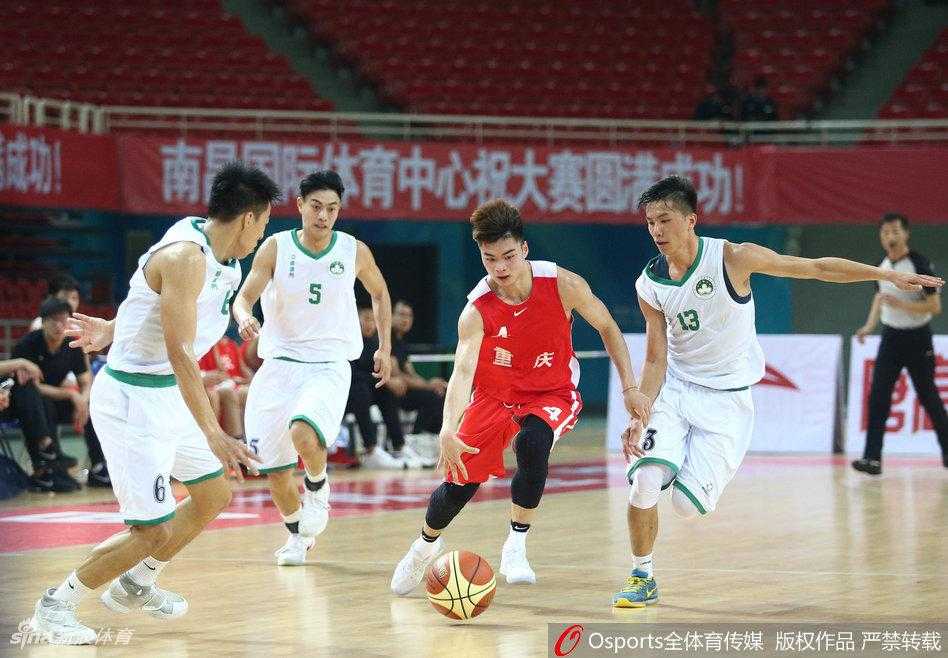 内线争锋与反击号角:全运会男篮预赛激战正酣 重庆队快攻旋风骤起,球员如利剑出鞘持球策动反击,澳门队防守球员奋力回追