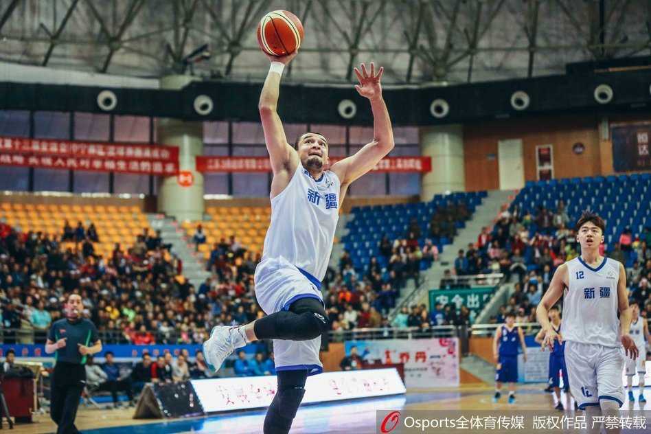 内线争锋与反击号角:全运会男篮预赛激战正酣 新疆队悍将西热力江如猎豹般迅疾穿越防线,在辽宁队长人阵中果敢上篮