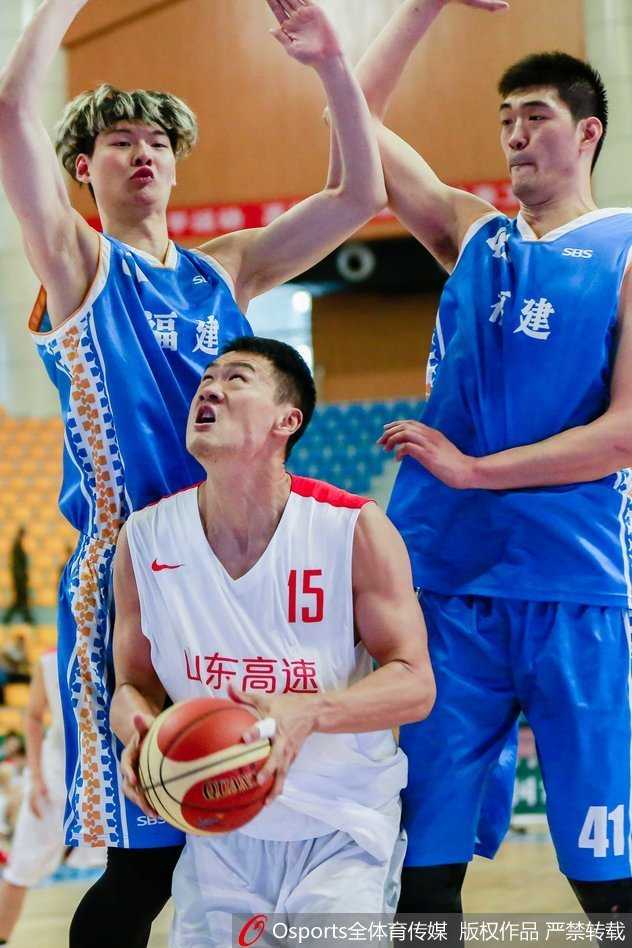 内线争锋与反击号角:全运会男篮预赛激战正酣 山东队丁彦雨航面对夹防毫无惧色,腾空而起空中闪转腾挪,寻觅篮下出手空间