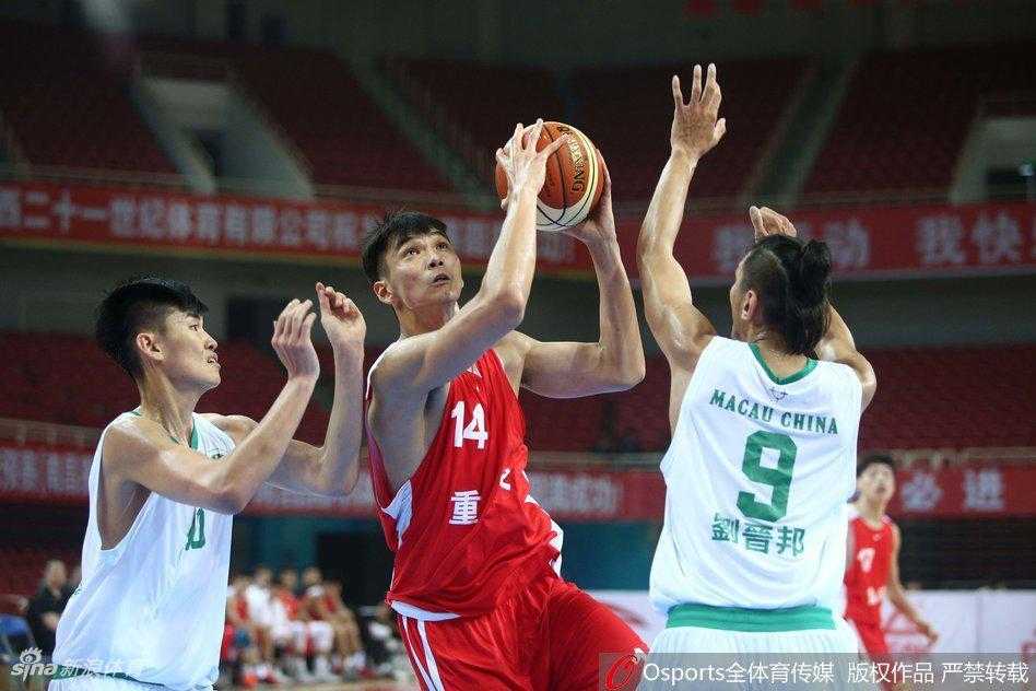 内线争锋与反击号角:全运会男篮预赛激战正酣 福建队核心王哲林背身单打,利用强壮的身体倚住防守队员,强硬进行篮下进攻