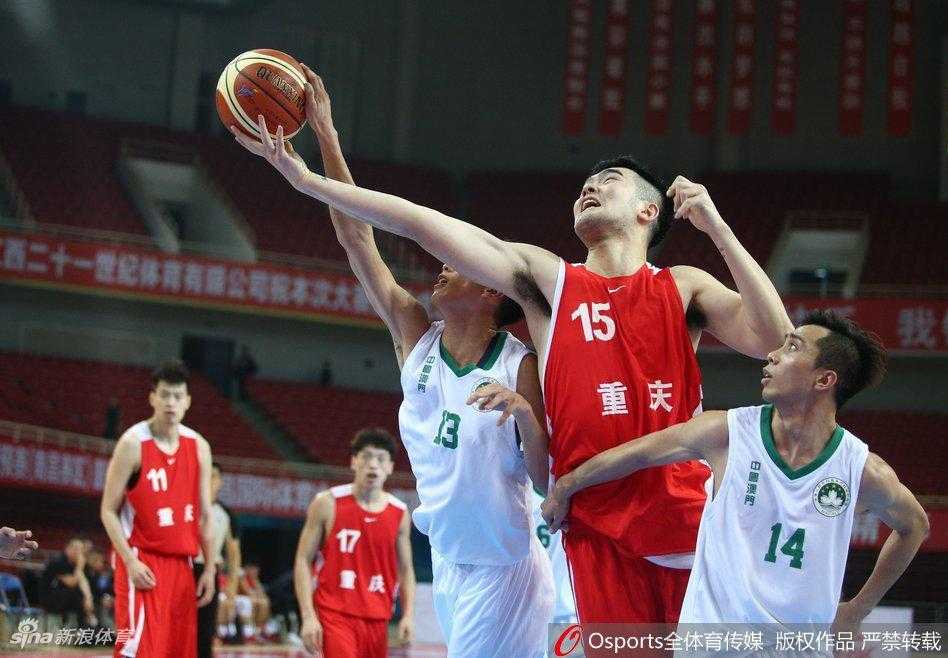 内线争锋与反击号角:全运会男篮预赛激战正酣 山东队与福建队内线肌肉碰撞,数名大汉在篮下展开激烈的地盘争夺,战况胶着