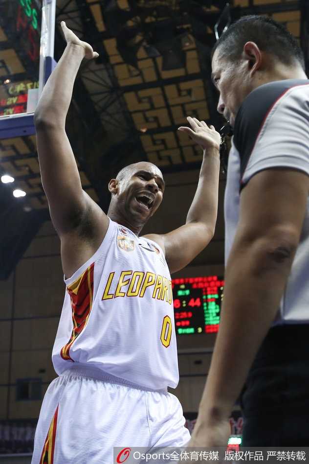 内线双塔发威,深圳主场击退山西斩获三连胜 深圳外援朗福德快速反击中运球推进,他步伐矫健,目光如炬,准备随时发起致命一击,队友则在他侧翼接应。