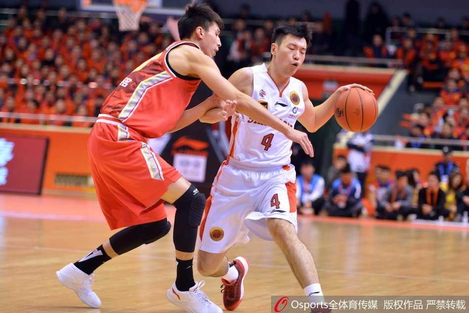 内线双塔联手发威,山东高速主场大胜八一送对手十三连败 莫泰尤纳斯在八一队内线群中高高跃起,以一敌三强势摘下进攻篮板,眼神中透露着不可动摇的决心。