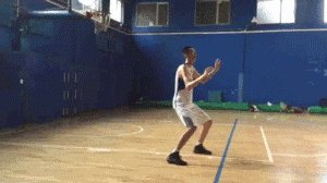 内线脚步秘籍:巧用虚实变幻,称霸禁区得分如探囊取物 他在篮下接到球后,双手高高举起虚晃一枪,防守者应声起跳,他却灵活地以一只脚为轴,另一只脚大步流星跨向篮筐,轻松打板得分。