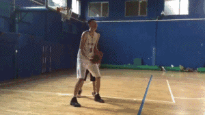 内线脚步秘籍:巧用虚实变幻,称霸禁区得分如探囊取物 他接球后做了一个向左的转身假动作,仿佛要勾手,却在半空中将身体拧转回来,右手换成左手,在防守者头顶完成了一次不可思议的换手上篮。