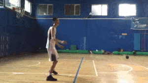 内线脚步艺术:从扎实基本功到篮下梦幻舞步 背身接球后,中轴脚稳稳扎地,一个迅捷的转身如同陀螺般甩开防守,随即手腕轻挑,勾手投篮空心入网,整套动作行云流水。