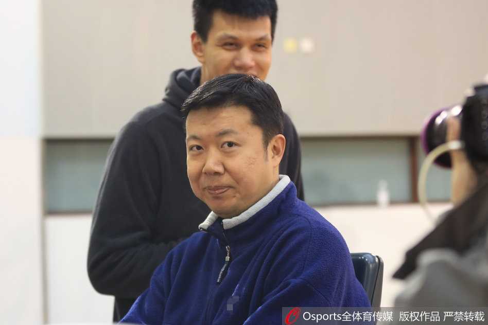 军旅传承:许钟豪变身记者对话大郅,八一队逆境中寻光 许钟豪在篮下卡位要球,坚实的后背肌肉线条在灯光下清晰可见,他正用身体感受防守者的重心,准备复刻王治郅教给他的梦幻脚步。