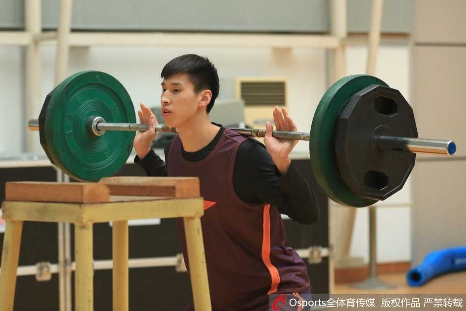 军旅传承:许钟豪变身记者对话大郅,八一队逆境中寻光 训练馆内,灯光如昼,高大的许钟豪手持专业录音笔,俯身凑向王治郅,眼神里满是好奇与敬意,仿佛要从这位老大哥口中挖出取胜的秘籍。