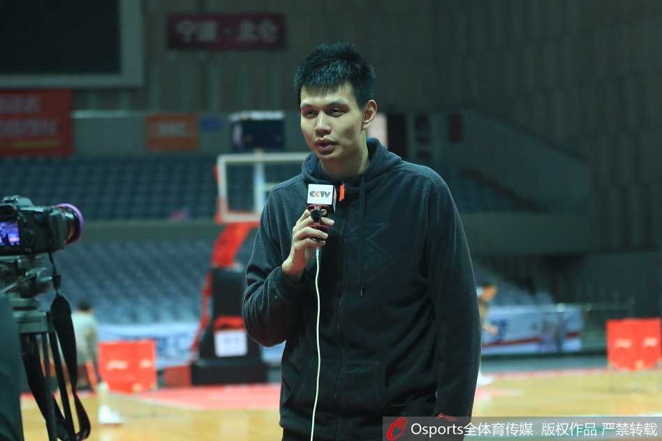 军旅传承:许钟豪变身记者对话大郅,八一队逆境中寻光 训练结束后,空旷的球馆里只剩下王治郅和许钟豪两人,大郅手把手地纠正许钟豪的投篮手型,篮球架的巨大阴影下,是一份关于传承的静谧与执着。