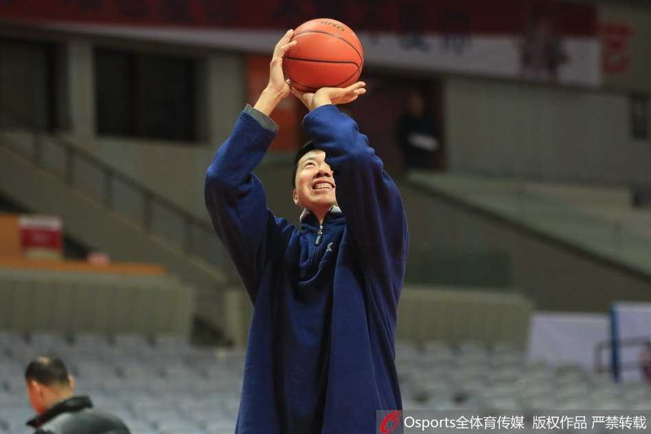 军旅传承:许钟豪变身记者对话大郅,八一队逆境中寻光 王治郅背身单打许钟豪,一个逼真的晃肩假动作后顺势勾手,篮球在空中划出完美弧线,许钟豪虽全力封盖却仍慢半拍,脸上露出无奈又钦佩的笑容。