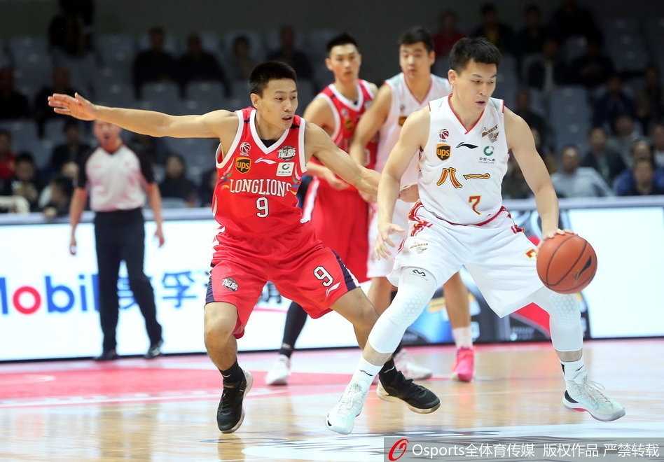 军旅悲壮一季的缩影:读秒绝杀未果,八一主场一分惜败广州 广州龙狮队球员汉斯布鲁在八一队内线群中高高跃起,以绝对力量优势完成单手劈扣,篮筐仿佛都在颤抖。