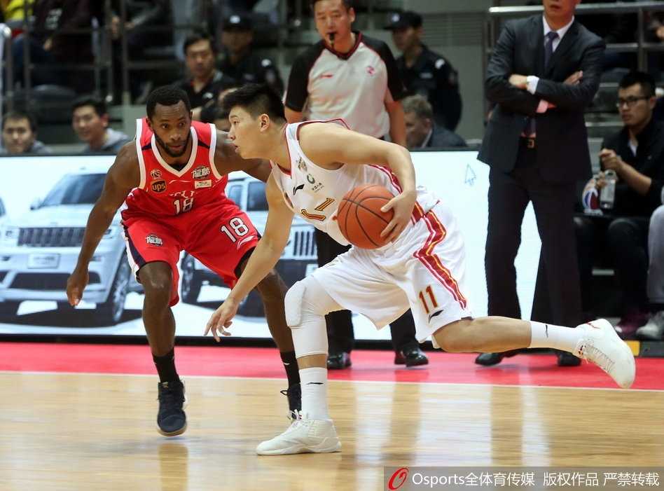 军旅悲壮一季的缩影:读秒绝杀未果,八一主场一分惜败广州 八一队核心后卫田宇翔在对方两人的夹击缝隙中强行突破,眼神坚毅,嘴角挂着不服输的倔强。
