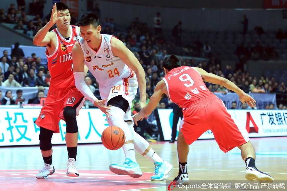 军旅悲壮一季的缩影:读秒绝杀未果,八一主场一分惜败广州 比赛结束后,八一队球员神情落寞地走向更衣室,背景是记分牌上残酷的93-94,画面充满了竞技体育的悲壮感。