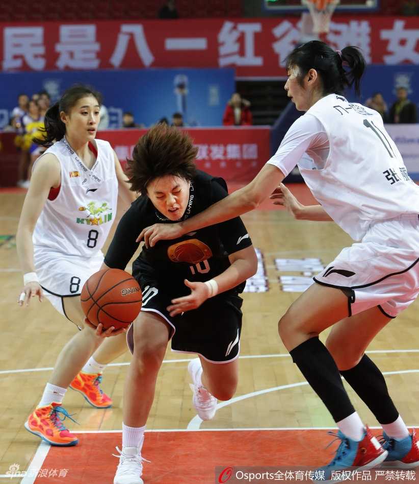 军旅玫瑰主场绽放,豪取大胜稳固季后赛席位 八一女篮首发五虎神情坚毅,目光如炬,在主场灯光下蓄势待发,准备用一场胜利为下半赛季的征途祭旗。