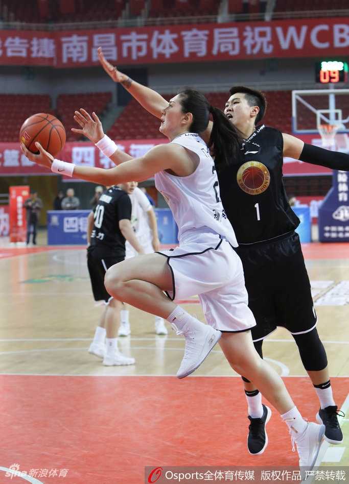 军旅玫瑰主场绽放,豪取大胜稳固季后赛席位 张丽婷在山东队多人围堵下依然强硬起跳,手臂如擎天柱般将球稳稳送入篮筐,眼神中写满了对胜利的无限渴望。