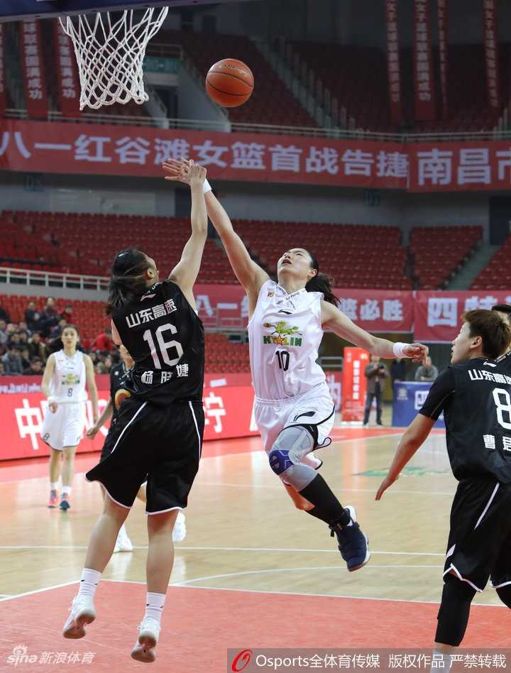 军旅玫瑰主场绽放,豪取大胜稳固季后赛席位 清脆的终场哨响,八一女篮的姑娘们围成一圈,脸上洋溢着胜利的喜悦,汗水在灯光下闪闪发光,映照出团队篮球最美的模样。