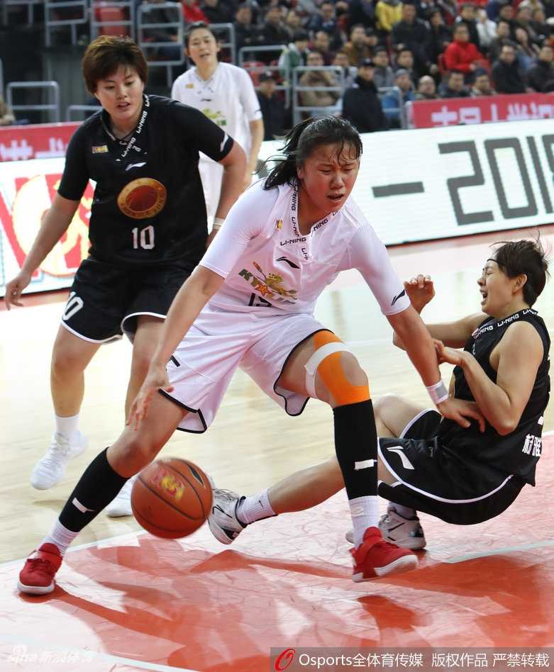 军旅玫瑰主场绽放,豪取大胜稳固季后赛席位 露雯在对手的拉拽下依然顽强地将球抛向篮筐,身体失去平衡的瞬间,她眼中只有篮筐的方向,诠释着拼搏到底的体育精神。