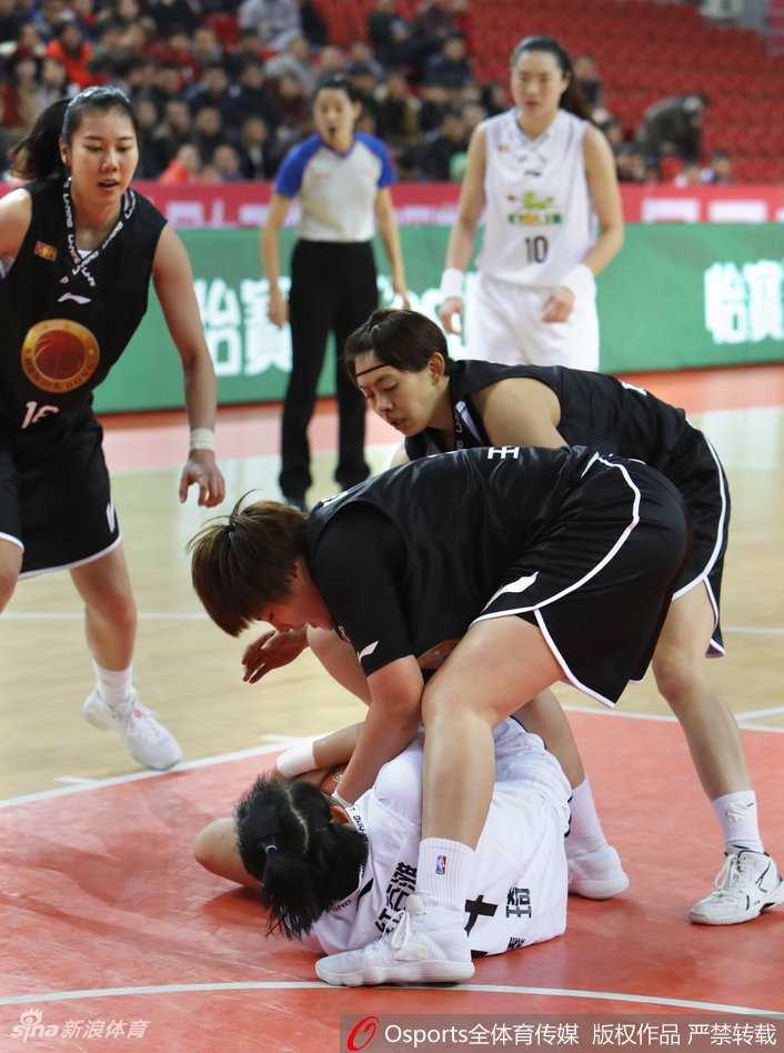 军旅玫瑰主场绽放,豪取大胜稳固季后赛席位 八一队外线球员如猎豹般紧贴对手,双手张开形成密不透风的屏障,将山东队的传球路线完全封死,展现出军旅女篮铁血般的团队防守。
