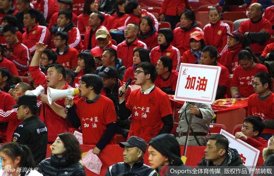 军旅玫瑰主场绽放,豪取大胜稳固季后赛席位 孙梦然在三分线外高高跃起,手腕轻柔一抖,篮球划过一道完美的弧线直钻网窝,她紧握双拳,脸上洋溢着不可阻挡的霸气。