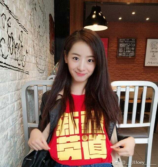 冠军背后的温柔力量:孙桐林与陪伴他援疆逐梦的清纯女友 在温馨的室内光线下,孙桐林女友笑容明媚,眼神清澈纯净,展现出纯真动人的感染力