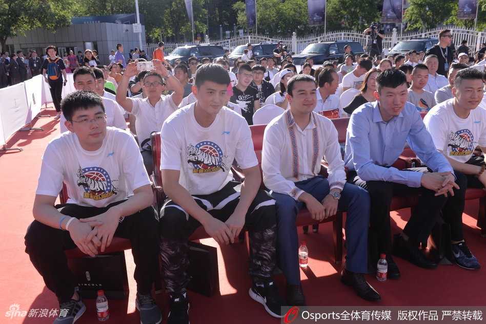 队长可兰白克站在崭新的豪车旁，笑得合不拢嘴，那份发自内心的自豪与快乐感染着在场的每一个人，这是属于冠军的灿烂笑容。