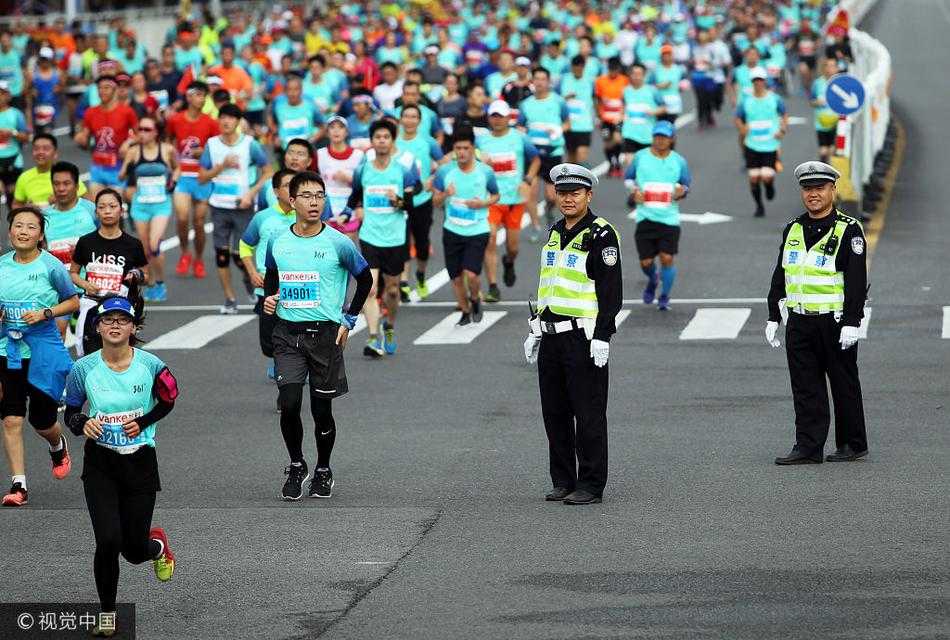 跑完马拉松后，广东男篮队员们聚集在一起，面对镜头露出灿烂笑容，他们身后的背景板记录着这次跨界助阵的美好瞬间