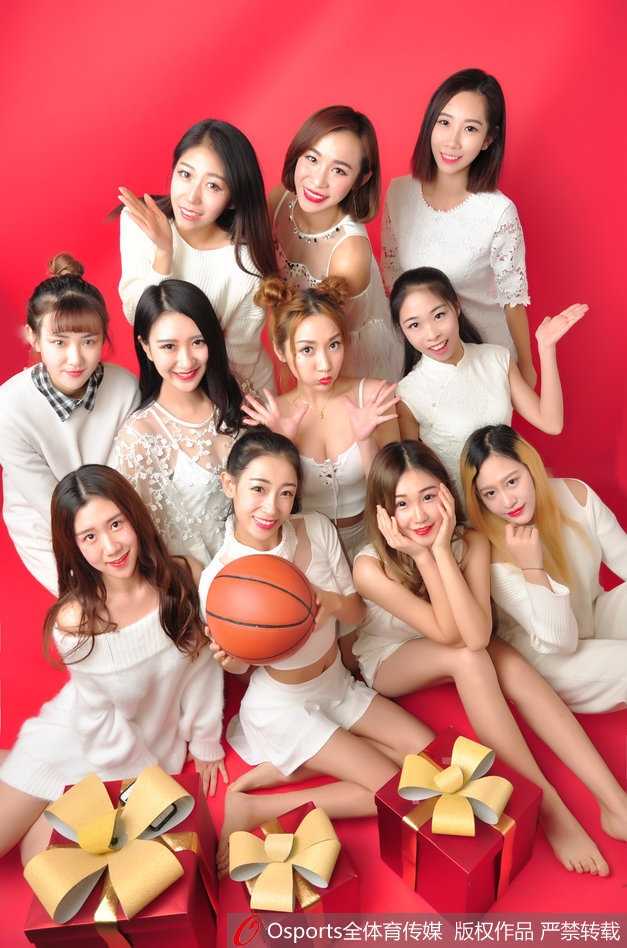 另一张室内写真中，队员选择了经典的黑色吊带，将白皙的肌肤和精致的锁骨衬托得更加迷人。她眼神中带着一丝坚定与温柔，波浪短发蓬松而有型，整个画面充满了女性的优雅力量。