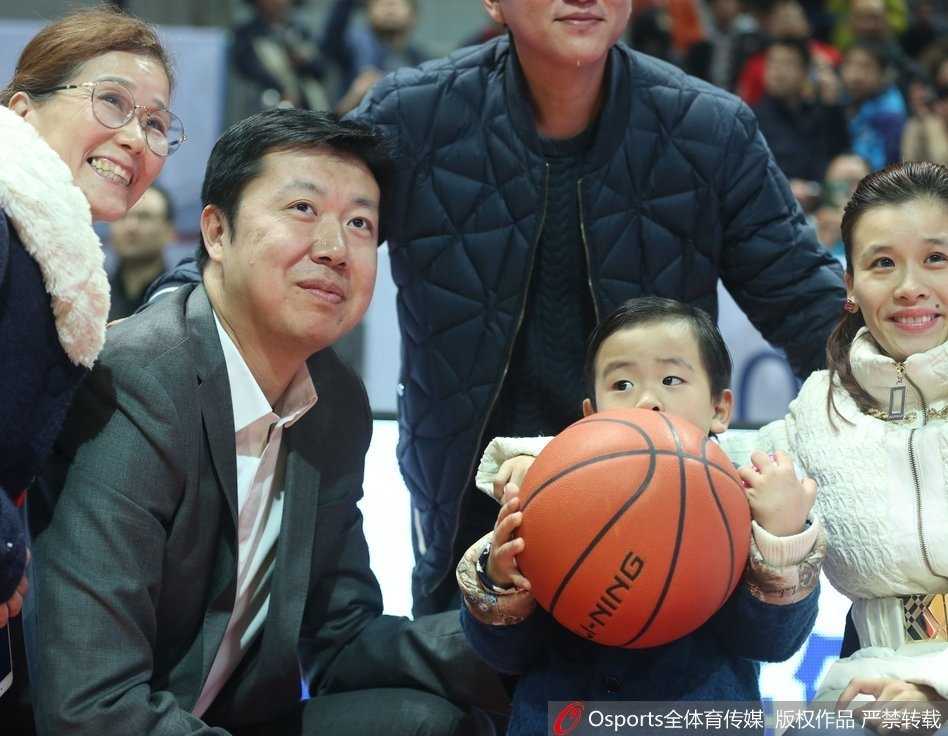 交流结束后，王治郅挥手与桑兰母子道别，准备返回教练席。桑兰的儿子挥手回应，这一幕温馨至极，仿佛冬日里的一抹暖阳，照亮了整个球场。