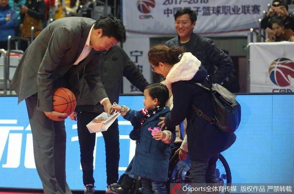 画面中是王治郅与桑兰交流的特写，大郅的眼中满是关切，他耐心地听桑兰说话，周围的喧嚣仿佛与他们无关，只有体育精神在静静流淌。