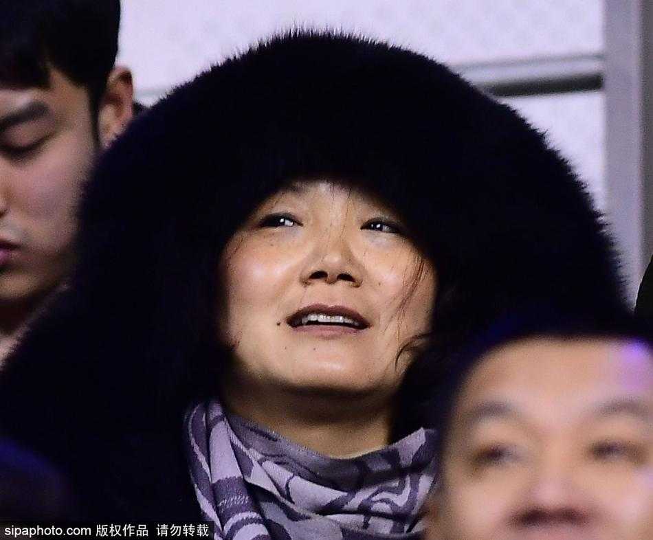 辽宁本溪的极寒之夜，一位头戴雷锋帽的男球迷将自己包裹得只露出双眼，他呼出的白气在空中凝结，厚重的冬衣与场内热烈的篮球氛围形成了奇妙的反差，仿佛是一名置身于冰窖中的篮球守望者。