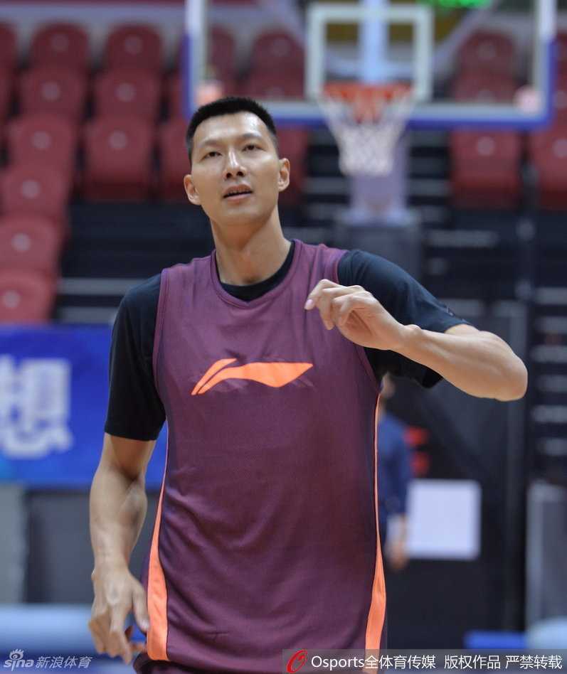 布泽尔训练中化身表情帝，夸张的面部表情与手上的篮球动作完美配合，将训练场变成了欢乐的喜剧舞台