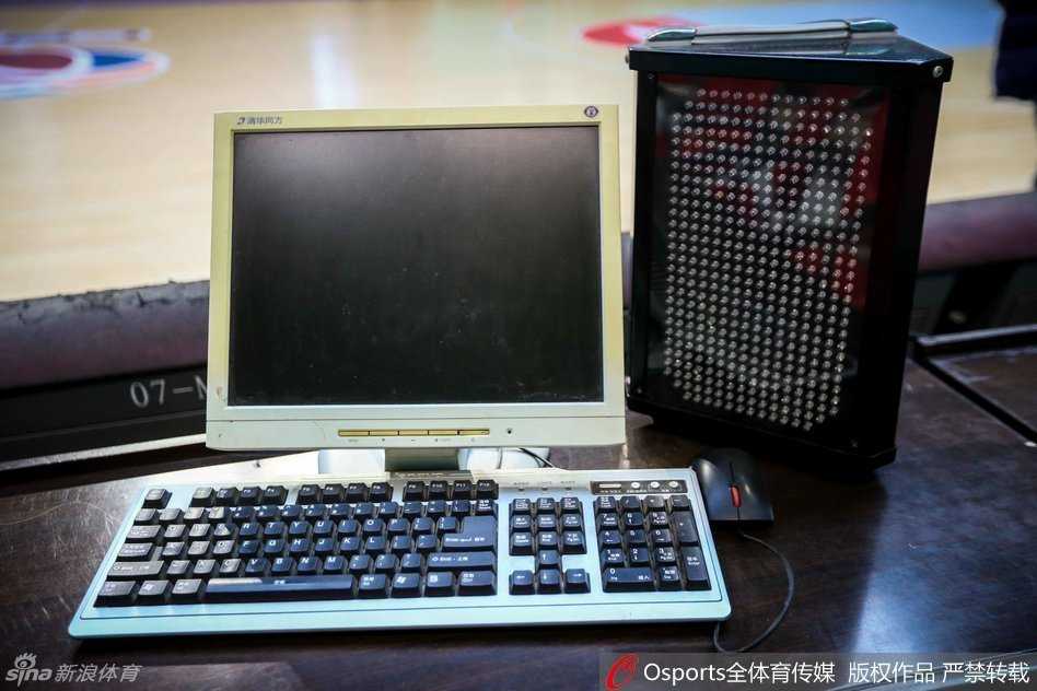 技术台桌面上，各类控制器和信号灯密密麻麻，一双戴着白手套的手正稳健地操作着二十四秒计时器的复位按钮，指尖的每一次触碰，都关乎着场上十名球员的进攻节奏。