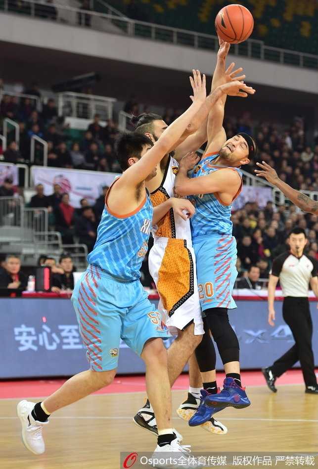 山西队曾令旭运球突破新疆队的防线，面对俞长栋的补防毫无惧色，用一记节奏变化后的抛投为球队续上关键分数。