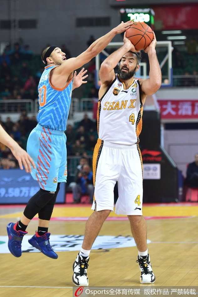 刘冠岑完成绝杀后，激动地挥舞着手臂，身边的队友们疯狂地冲向他，这一刻，他是太原城的英雄，整个球馆都为他陷入疯狂。