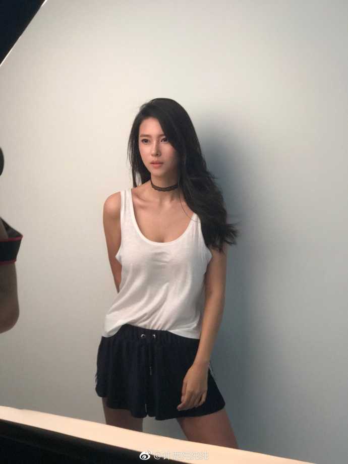 钟鹿纯身穿一套深色运动休闲装，搭配个性十足的鞋子，整体造型简约而不失时尚感，完美诠释了运动与时尚结合的健康活力之美。