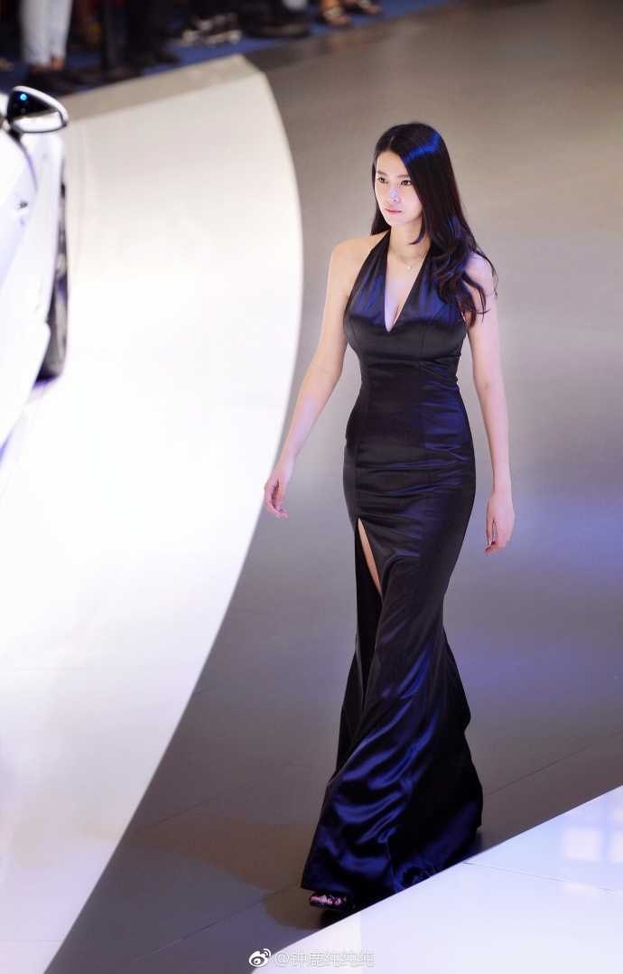 钟鹿纯身着一件简约的白色针织衫，搭配深色下装，随意地坐在台阶上，显得慵懒而惬意，散发着如同邻家大姐姐般的亲切与温柔气息。