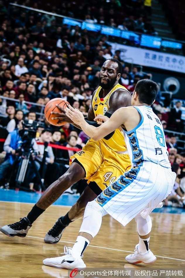 翟晓川底线突破后高高跃起，双手大力灌篮，身姿舒展，如同翱翔的雄鹰，完美展现了中国男篮锋线的劲爆身体素质。