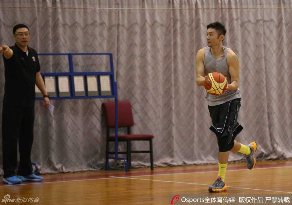 球场上的刘炜目光坚定，运球推进，深色的训练服下是他依旧矫健的身姿
