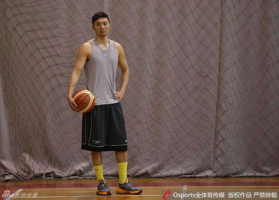 老将刘炜身着上海队训练服，在梅陇基地的球馆里持球进攻，眼神依旧犀利