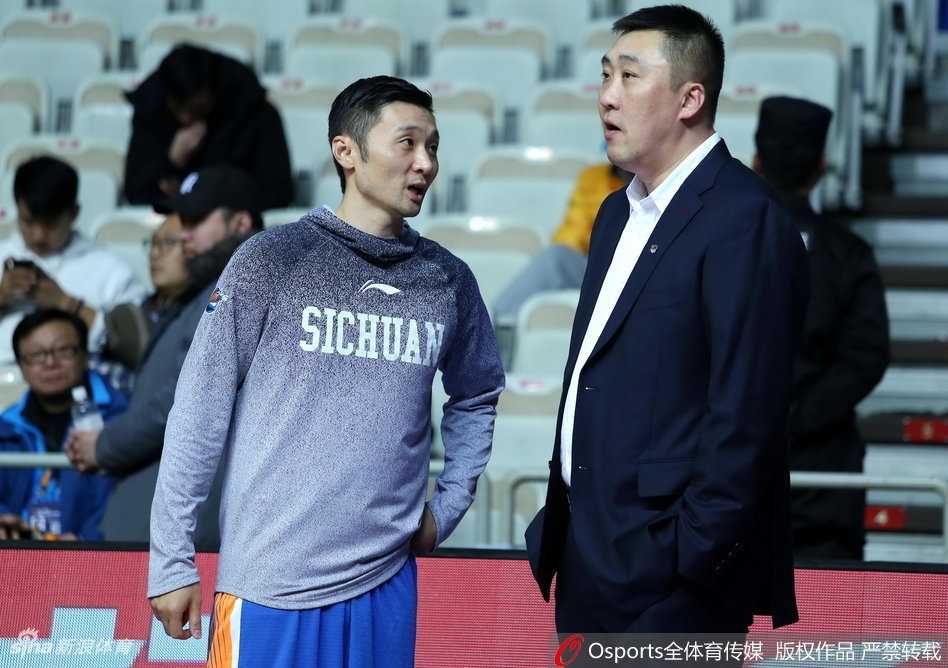 刘炜与四川队外援哈达迪在场边交流，此时他已是四川队的核心后卫，正在努力串联球队，试图在熟悉的场地上带领新队友取得胜利。