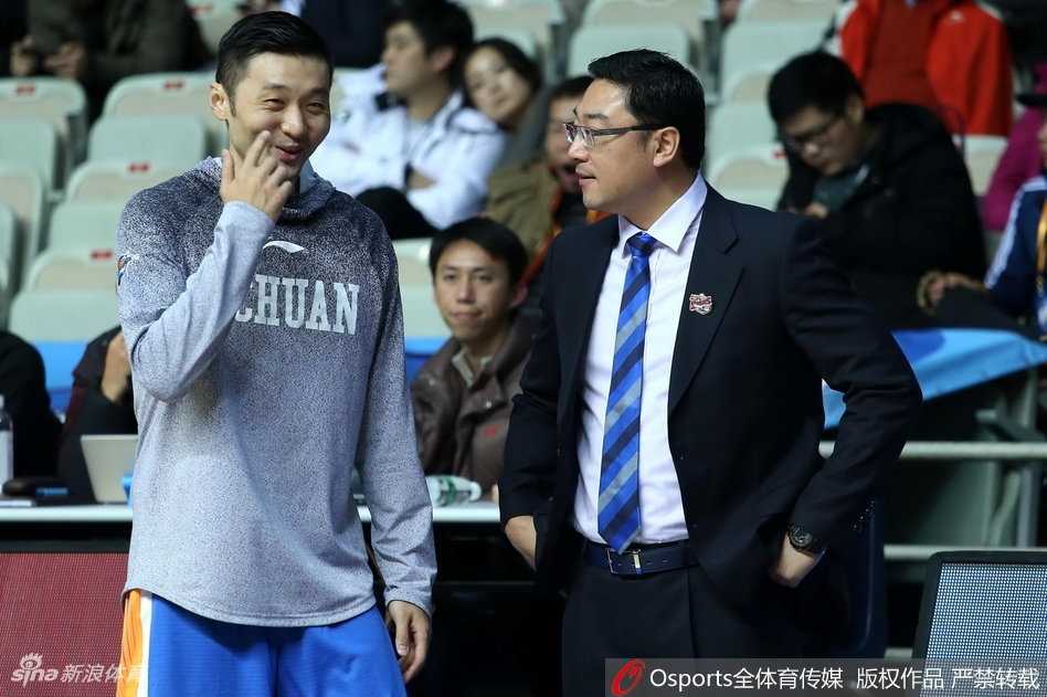 比赛结束后，刘炜举手向源深体育馆的球迷致意，感谢那些无论他身穿何队战袍都始终支持他的上海球迷，场面令人动容。